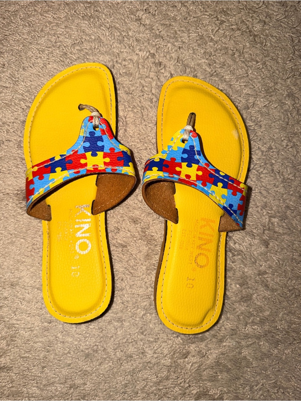 Kino Women’s Yellow Autism Awareness Puzzle-Print Toe-Post Sandals